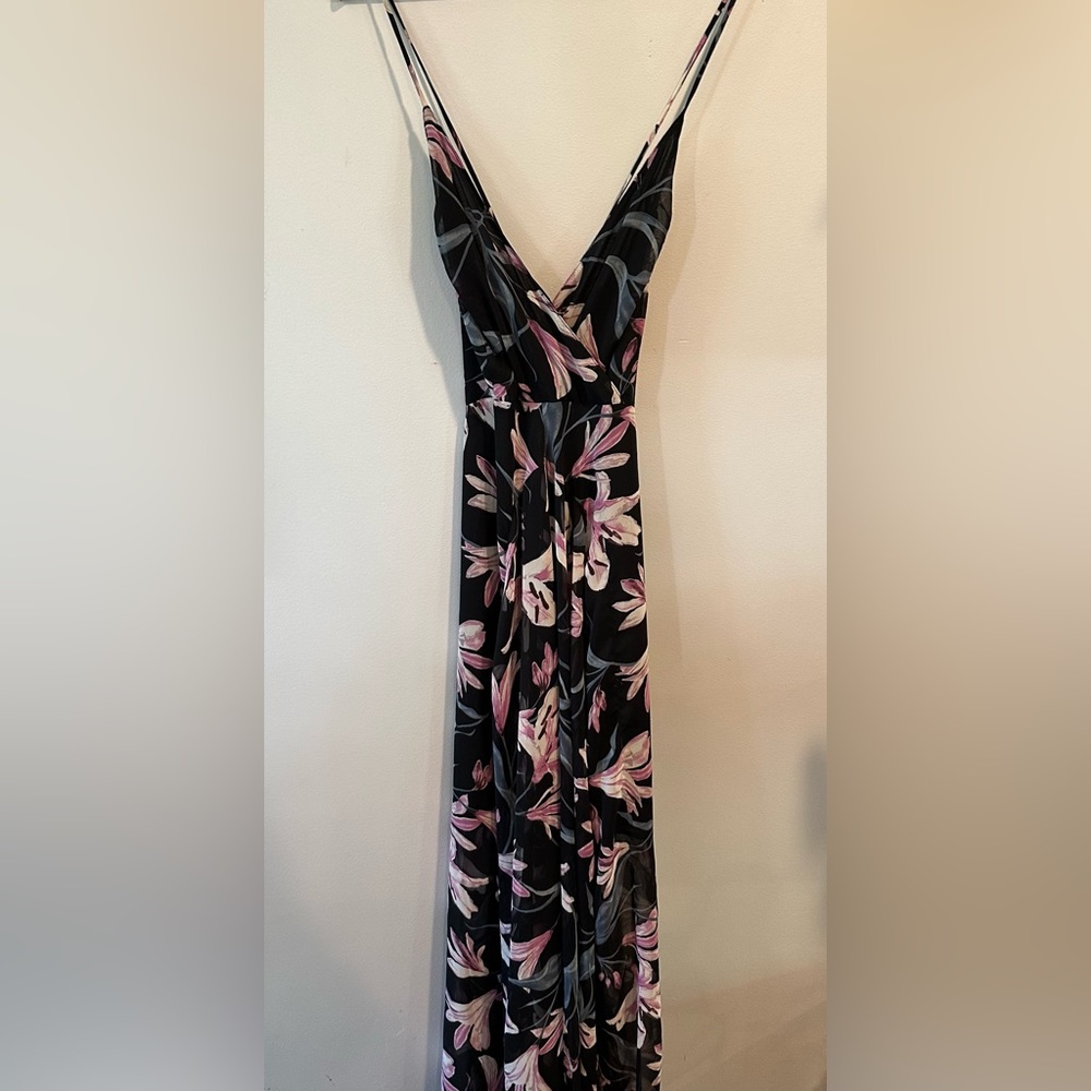 ASTR Surplice Maxi Dress in Black Lily Floral sz M Like‎ New Condition